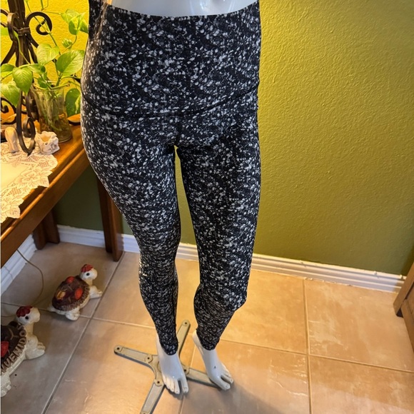 Lululemon Athletica Black and White Speckled Leggings - Picture 2 of 15